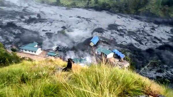 บ้านและสะพานถูกน้ำพัดหาย เนปาลเผชิญน้ำท่วมซ้ำรอบใหม่